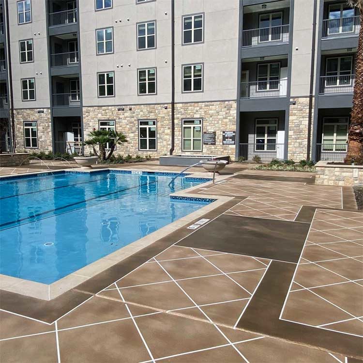 Deck de piscina residencial con patrón decorativo — Elite Crete Systems